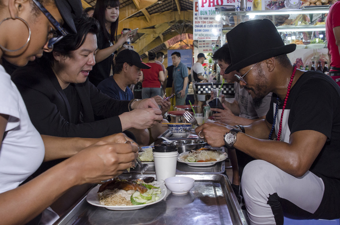 Thanh Bùi và ca sĩ nhóm Black Eyed Peas ăn quà vặt chợ Bến Thành